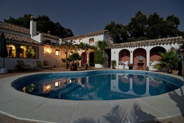 4 Ways to Use Light to Create an outdoor Sanctuary